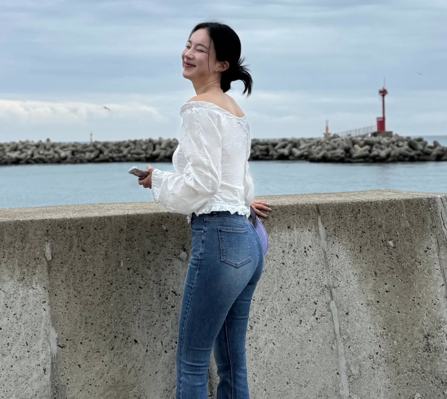 바다를 배경으로 여행 중인 김나희의 자연스러운 모습