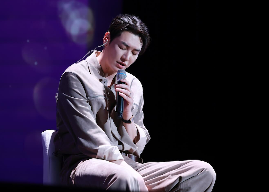 일본 팬미팅 무대에서 노래를 부르는 김영광의 모습