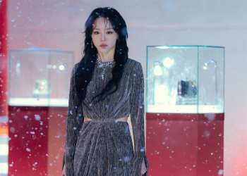 넷플릭스 드라마 레이디두아에서 신혜선이 사라킴 역으로 등장하는 장면