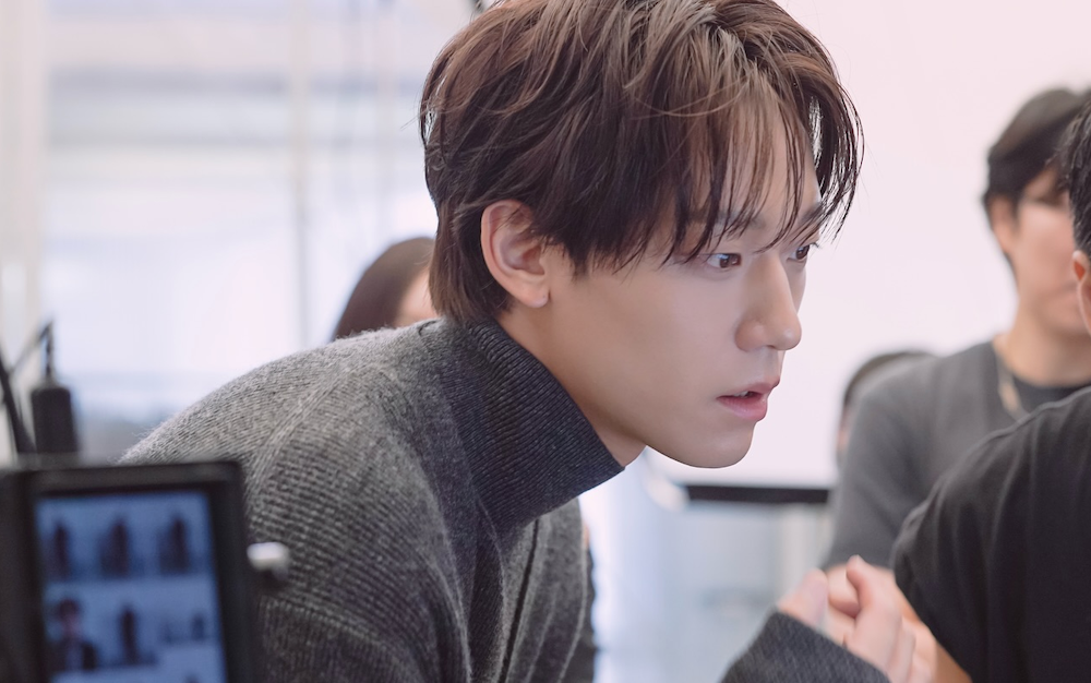 촬영 후 모니터를 보며 결과를 확인하는 배우 이도현