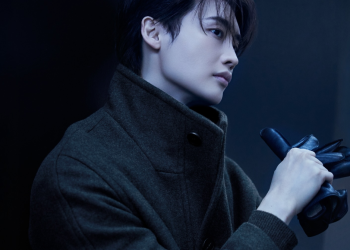 아레나코리아 화보에서 상반신 옆모습을 드러낸 이종석