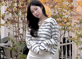카페 테라스에서 스트라이프 상의를 입고 일상 분위기를 연출한 이윤선