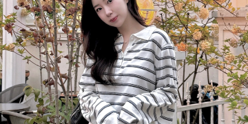 카페 테라스에서 스트라이프 상의를 입고 일상 분위기를 연출한 이윤선