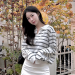 카페 테라스에서 스트라이프 상의를 입고 일상 분위기를 연출한 이윤선