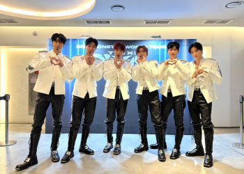 2026 MONSTA X WORLD TOUR 첫 콘서트 현장에서 포즈를 취한 몬스터엑스 멤버 전원 단체 사진