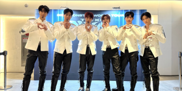 2026 MONSTA X WORLD TOUR 첫 콘서트 현장에서 포즈를 취한 몬스터엑스 멤버 전원 단체 사진