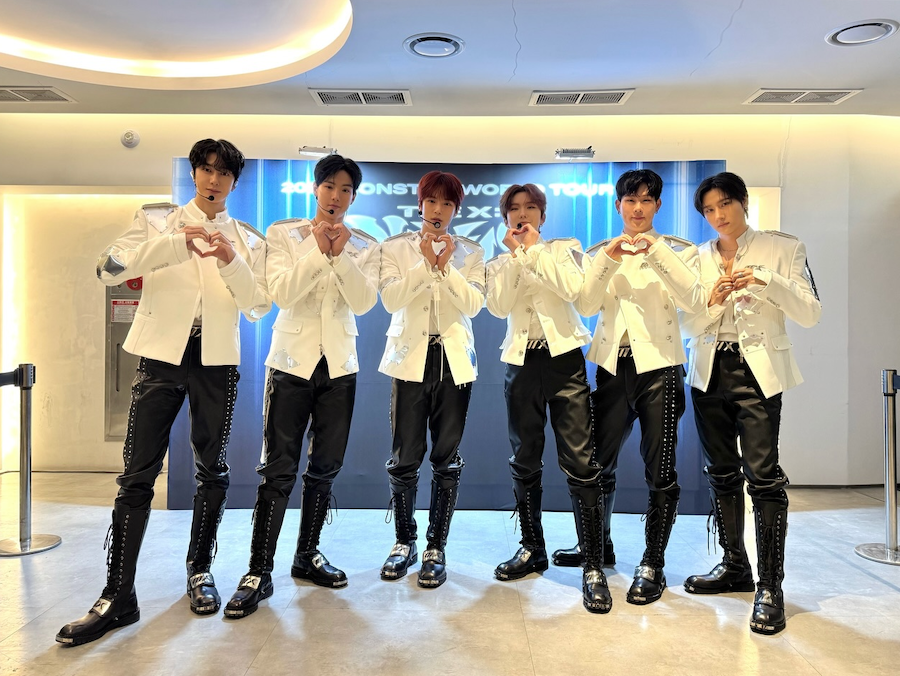 2026 MONSTA X WORLD TOUR 첫 콘서트 현장에서 포즈를 취한 몬스터엑스 멤버 전원 단체 사진