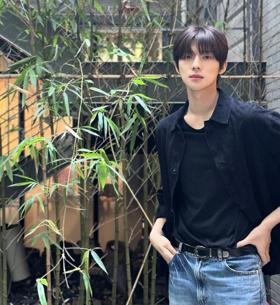 배우 문상민이 일상 공간에서 캐주얼한 차림으로 서 있는 모습