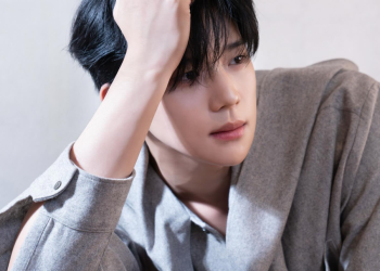 배우 문상민이 SNS에 공개한 화보 컷에서 깊은 눈빛을 보이는 모습