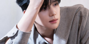 배우 문상민이 SNS에 공개한 화보 컷에서 깊은 눈빛을 보이는 모습