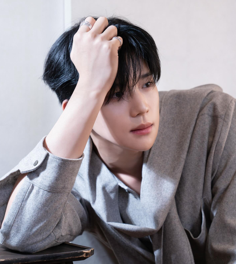 배우 문상민이 SNS에 공개한 화보 컷에서 깊은 눈빛을 보이는 모습