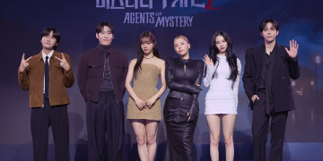 미스터리 수사단 시사회 카리나를 포함한 출연진 단체 사진