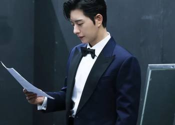 시상식 무대 뒤에서 턱시도를 입고 대본을 확인하는 배우 박해진의 모습