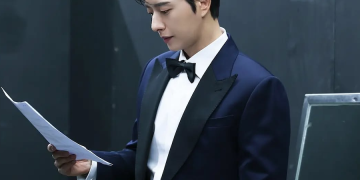 시상식 무대 뒤에서 턱시도를 입고 대본을 확인하는 배우 박해진의 모습