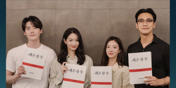 재혼 황후 디즈니플러스 주연 배우들이 대본을 들고 촬영한 이미지