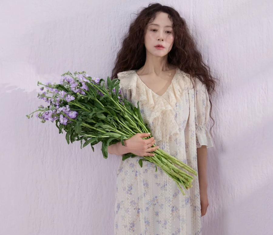 카티아조 화보 촬영에서 진지하고 슬픈 분위기를 연출한 서정희