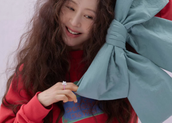 디자이너 브랜드 카티아조 화보 촬영 중 활짝 미소 짓는 서정희의 모습