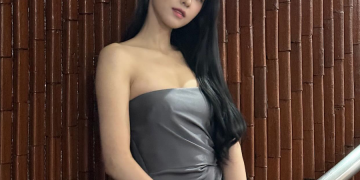 청룡영화제 레드카펫에서 드레스를 입고 포즈를 취한 설현의 모습