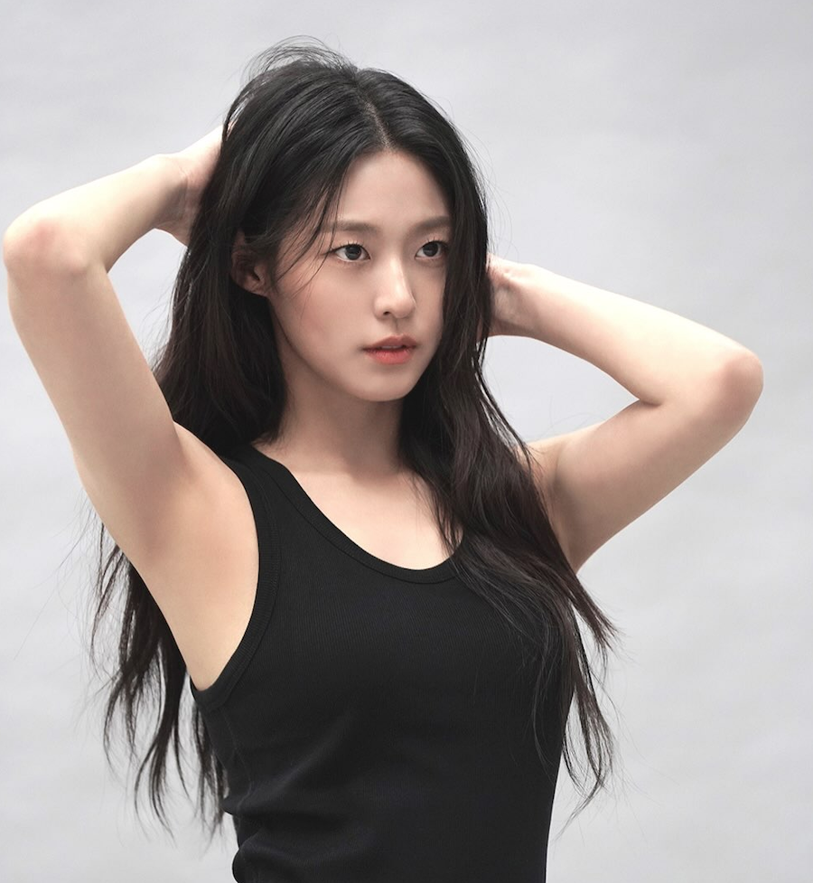 설현의 자연스러운 분위기가 담긴 프로필 비하인드 컷