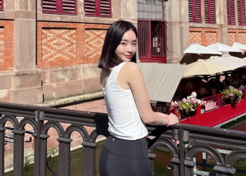 프랑스 콜마르에서 다리 난간에 기대 선 양정원의 뒷모습