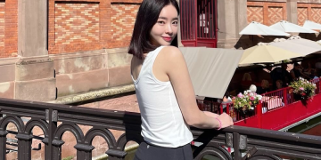프랑스 콜마르에서 다리 난간에 기대 선 양정원의 뒷모습