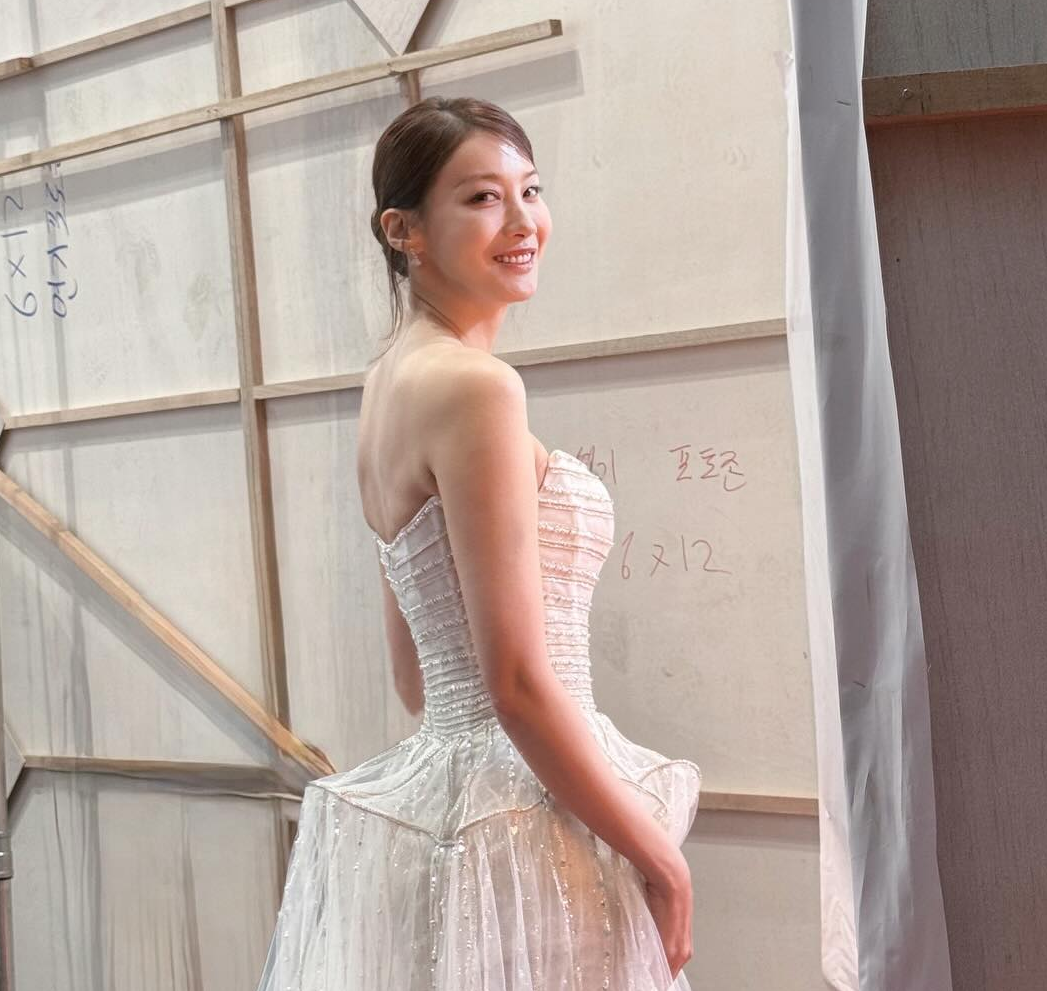 KBS 연기대상 수상 전 백스테이지에서 포착된 배우 유인영