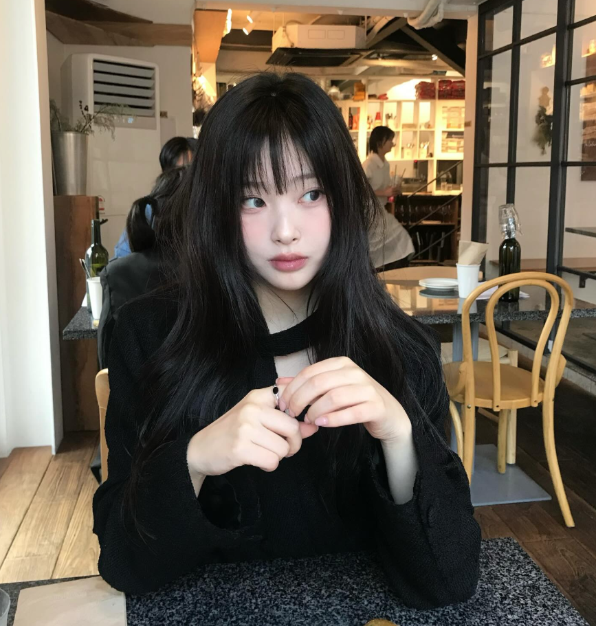배우 최희진 카페 일상 모습 고양이상 분위기 사진