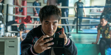 영화 끝장수사에서 형사 재혁 역을 맡은 배성우의 수사 장면 스틸컷