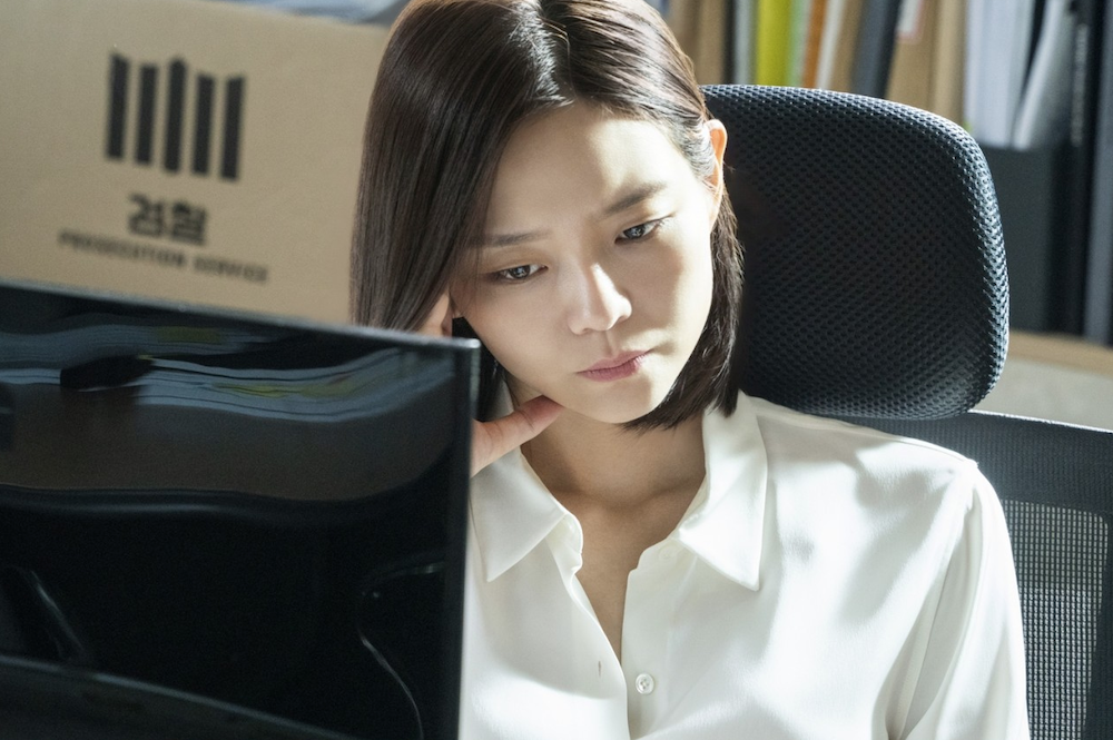 영화 끝장수사에서 검사 미주 역을 맡은 이솜의 조사 장면 스틸컷