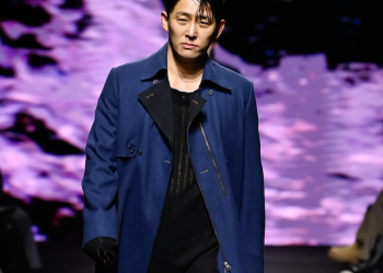 고준 반신마비 이슈가 재조명되는 가운데 패션쇼에서 워킹하는 배우 고준의 모습