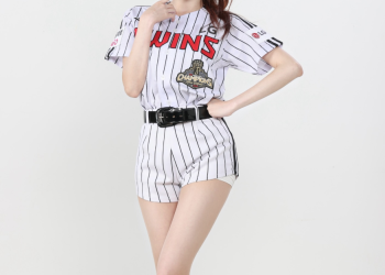 치어리더 장로나 LG트윈스 유니폼을 입고 포즈를 취한 모습