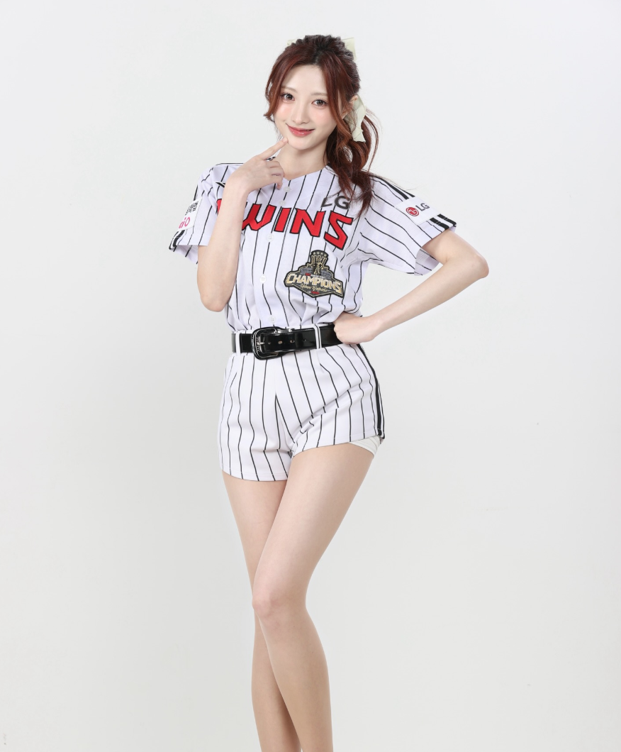 치어리더 장로나 LG트윈스 유니폼을 입고 포즈를 취한 모습
