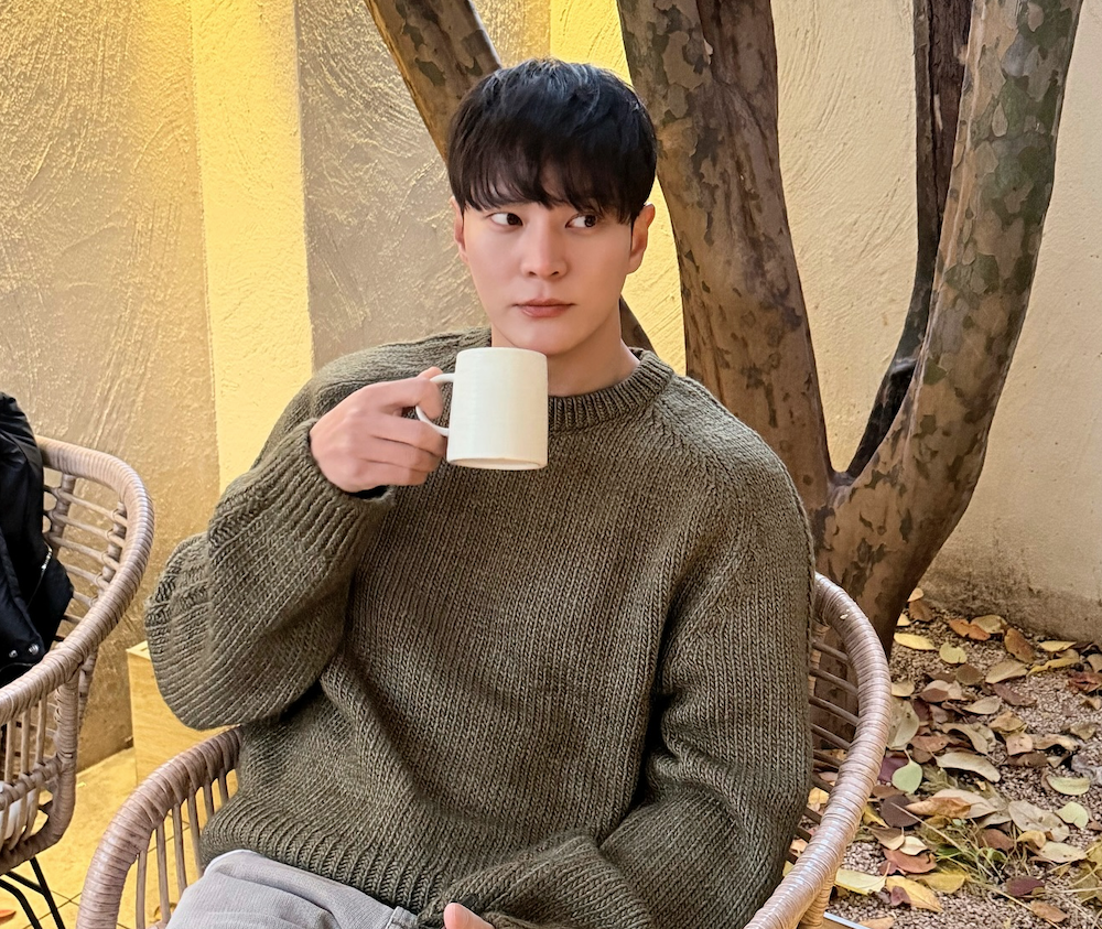 카페에서 커피를 들고 있는 배우 주원의 SNS 최근 일상 사진