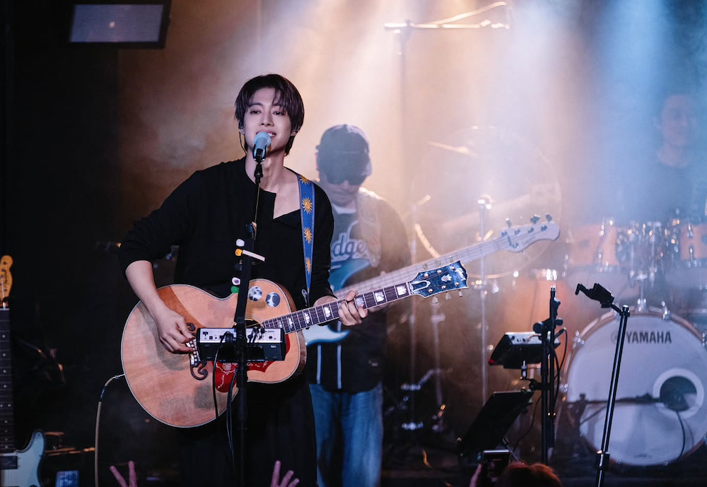 김현중 근황 지난해 12월 금요락회 공연 무대에서 기타를 연주하는 모습