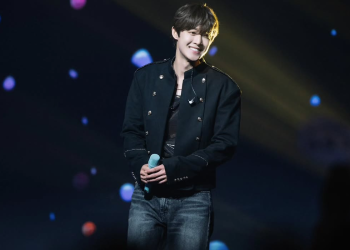 김현중 근황 홍콩 콘서트와 팬미팅 무대에서 공연하는 모습
