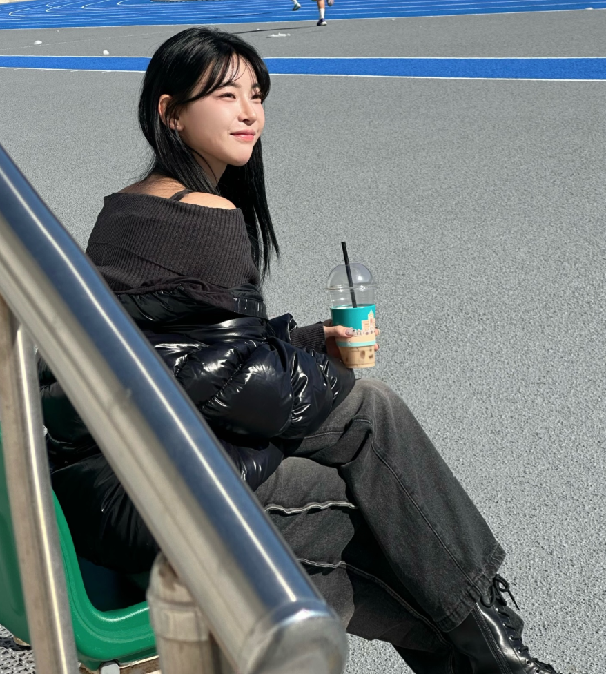트랙을 바라보는 육상계 카리나 김민지 모습