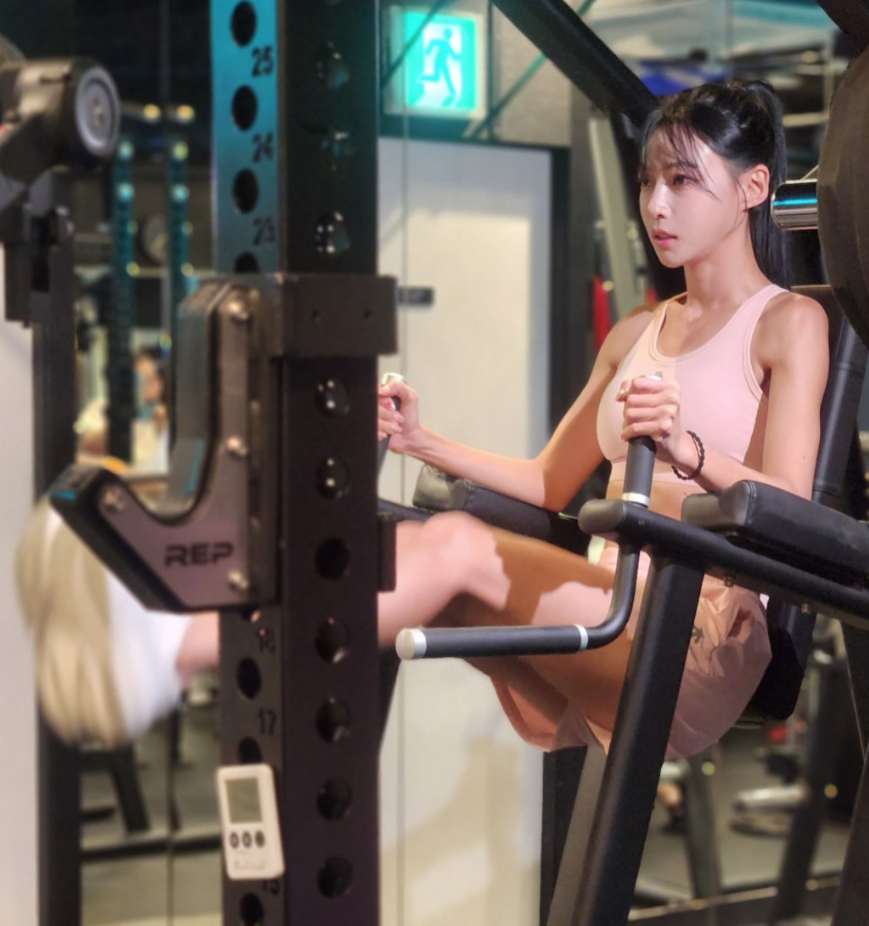운동 중인 육상계 카리나 김민지 모습