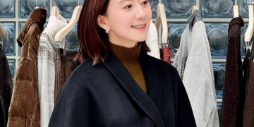 김희애 골드 디거 TIME 매장에서 촬영된 배우 김희애 모습