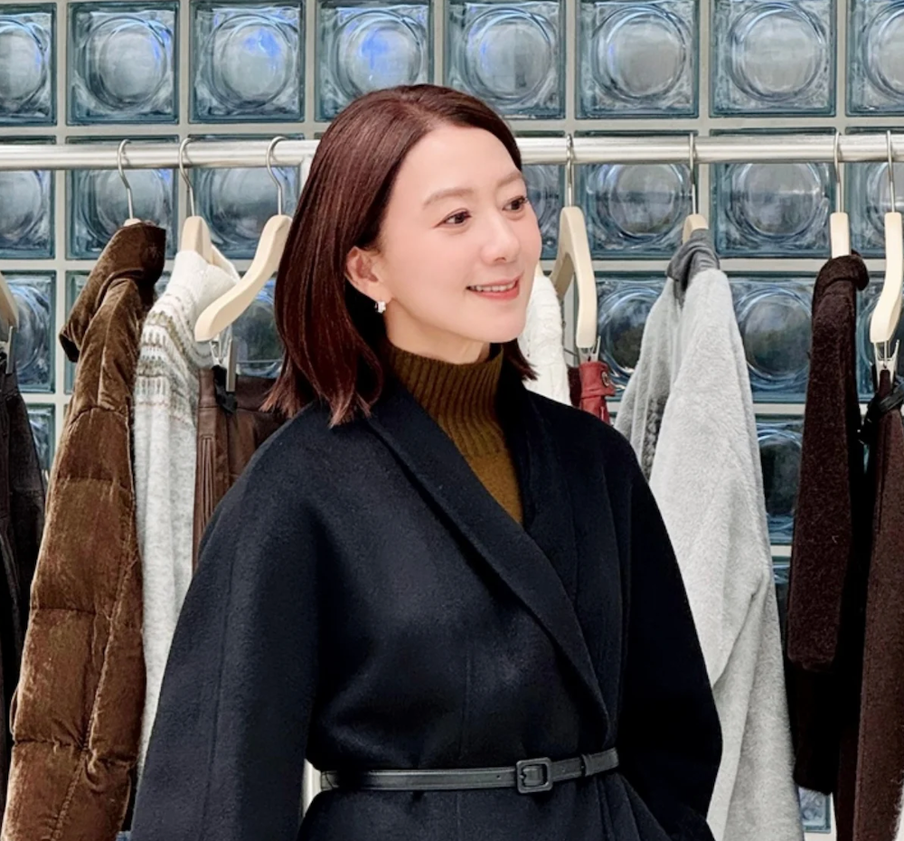 김희애 골드 디거 TIME 매장에서 촬영된 배우 김희애 모습
