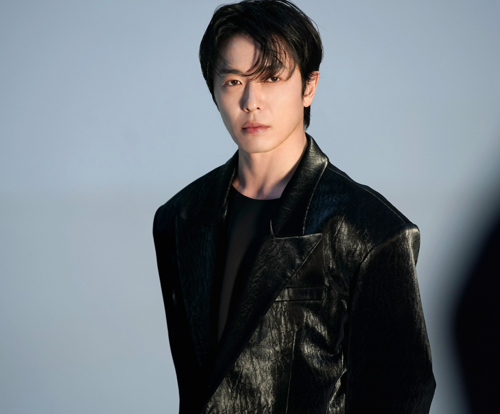 배우 김재욱 화보 촬영 중 정면을 응시하는 모습