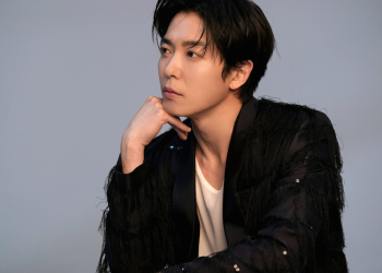 배우 김재욱 SOOP 화보 촬영 중인 모습