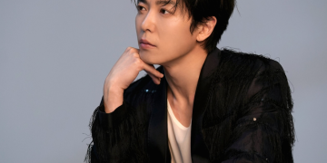 배우 김재욱 SOOP 화보 촬영 중인 모습