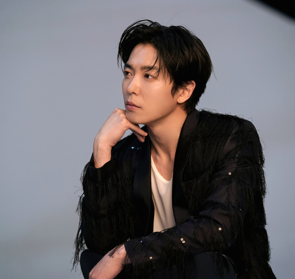 배우 김재욱 SOOP 화보 촬영 중인 모습