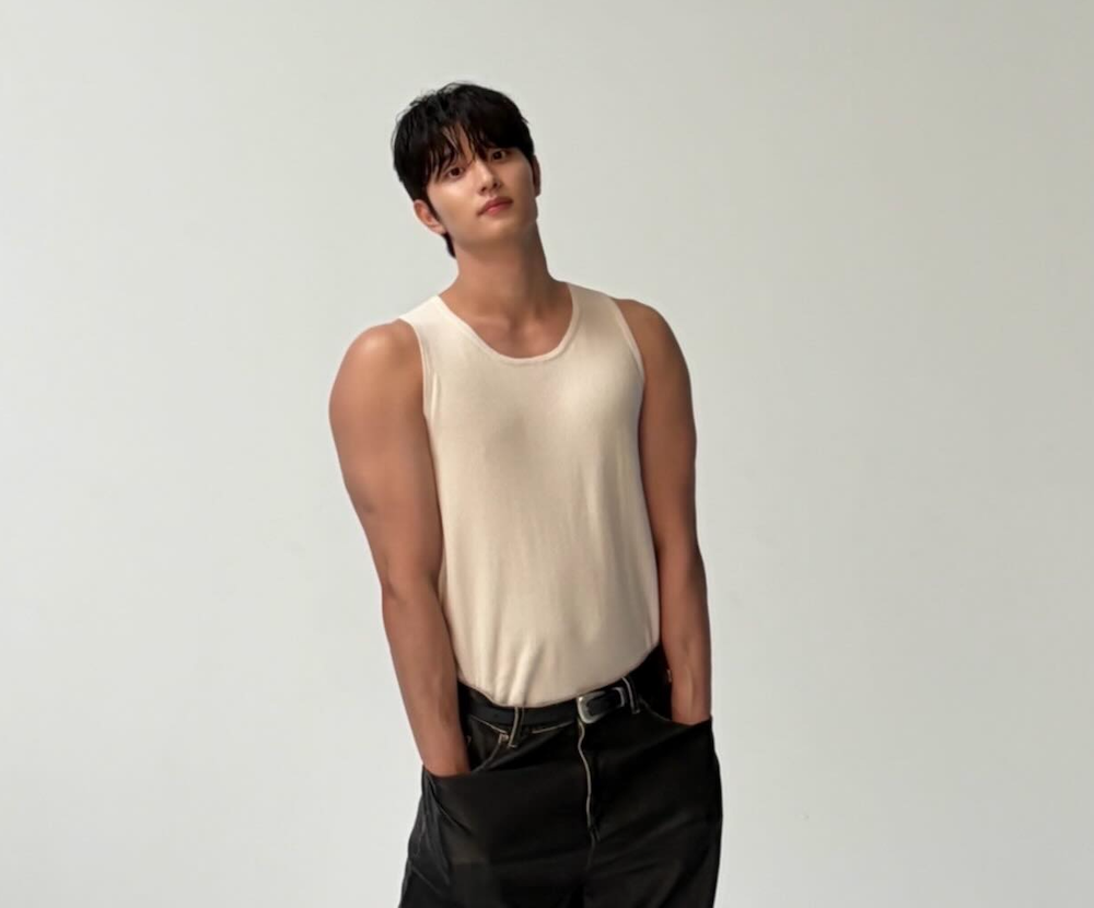 아디다스 화보 촬영 중 포즈를 취하는 배우 김재원