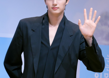 예능 ‘가는정 오는정 이민정’ 시사회에서 인사하는 배우 김재원 모습
