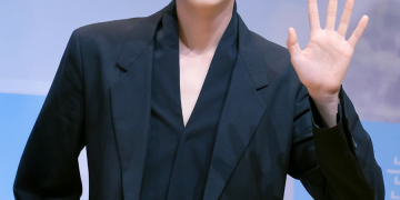 예능 ‘가는정 오는정 이민정’ 시사회에서 인사하는 배우 김재원 모습