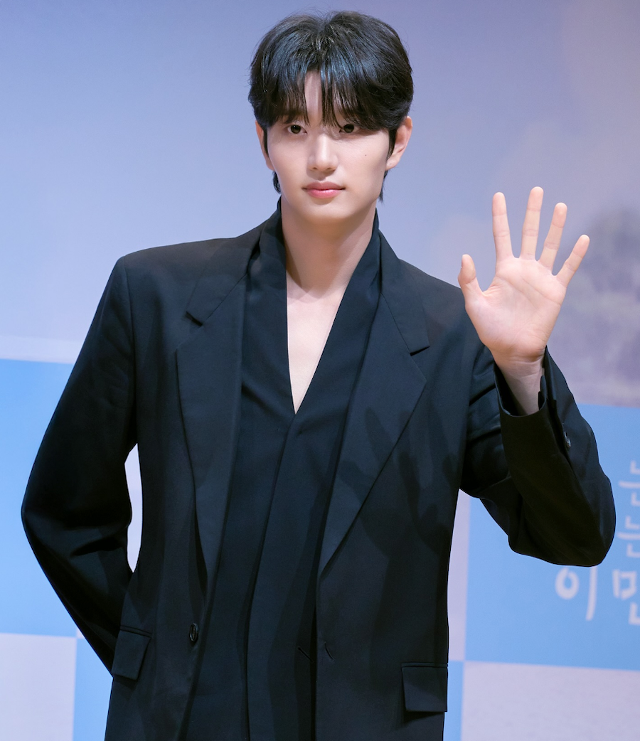예능 ‘가는정 오는정 이민정’ 시사회에서 인사하는 배우 김재원 모습