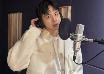 배우 김기해 녹음 부스에서 노래하는 모습
