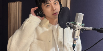 배우 김기해 녹음 부스에서 노래하는 모습