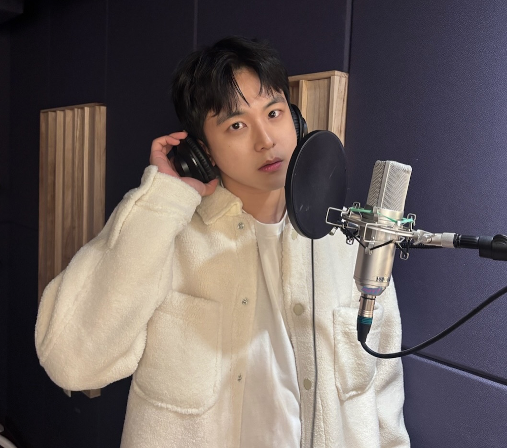 배우 김기해 녹음 부스에서 노래하는 모습